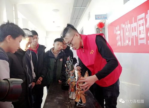 石拐區文聯組織文藝志愿者開展“我們的中國夢——文化進萬家、進校園”文化藝術交流活動